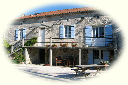 Les Moustans - Les Moustans - Welcome - self-catering holidays in France, near St-Matré, Midi-Pyrénées. Quality accommodation on an authentic renovated farm with two swimming pools, surrounded by the Cahors vineyards